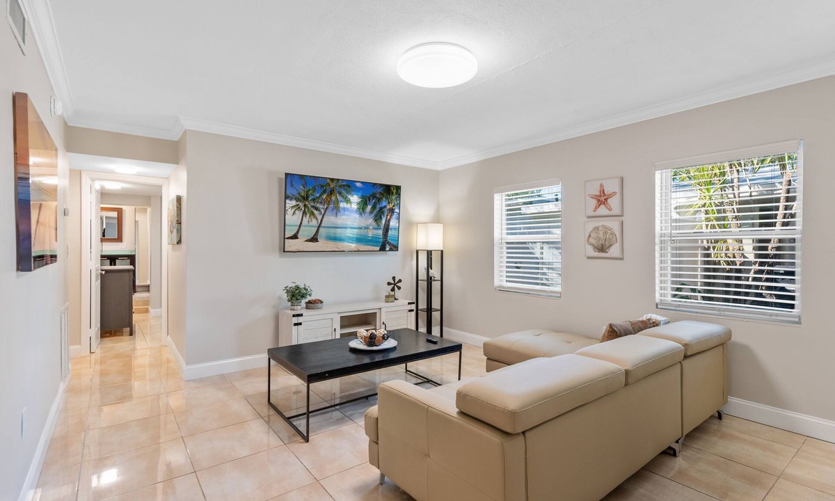 Edgewood House | RENOVATED Pink House near the Cruise & Airport - By Avi