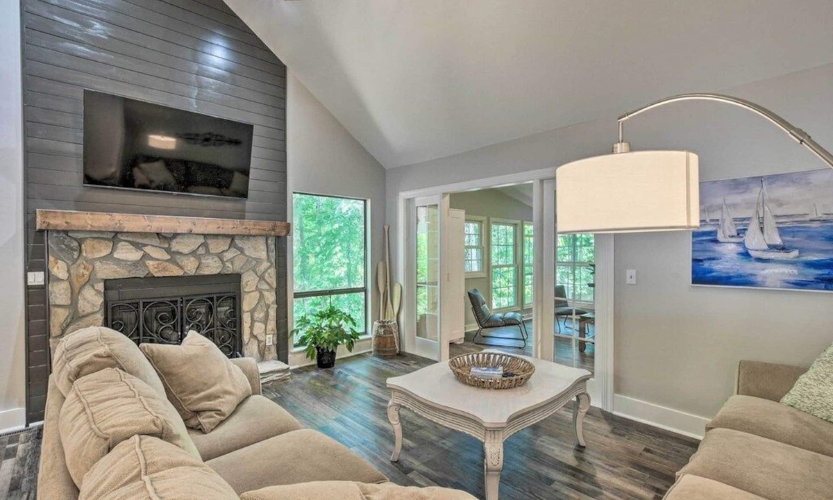 Salem House | Resort Access - Lake - Pools -Pickleball - Gym. Spacious townhome for groups