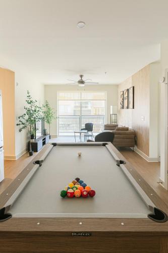 Forest Park Apartment | Resort-Style Retreat|1 King/2 Queens, Pool table 6
