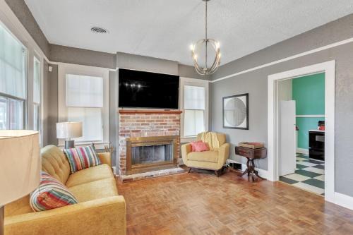 Gonzales House | Retro Revival with Modern Comfort - A Mid-Century Gem in Gonzales LA