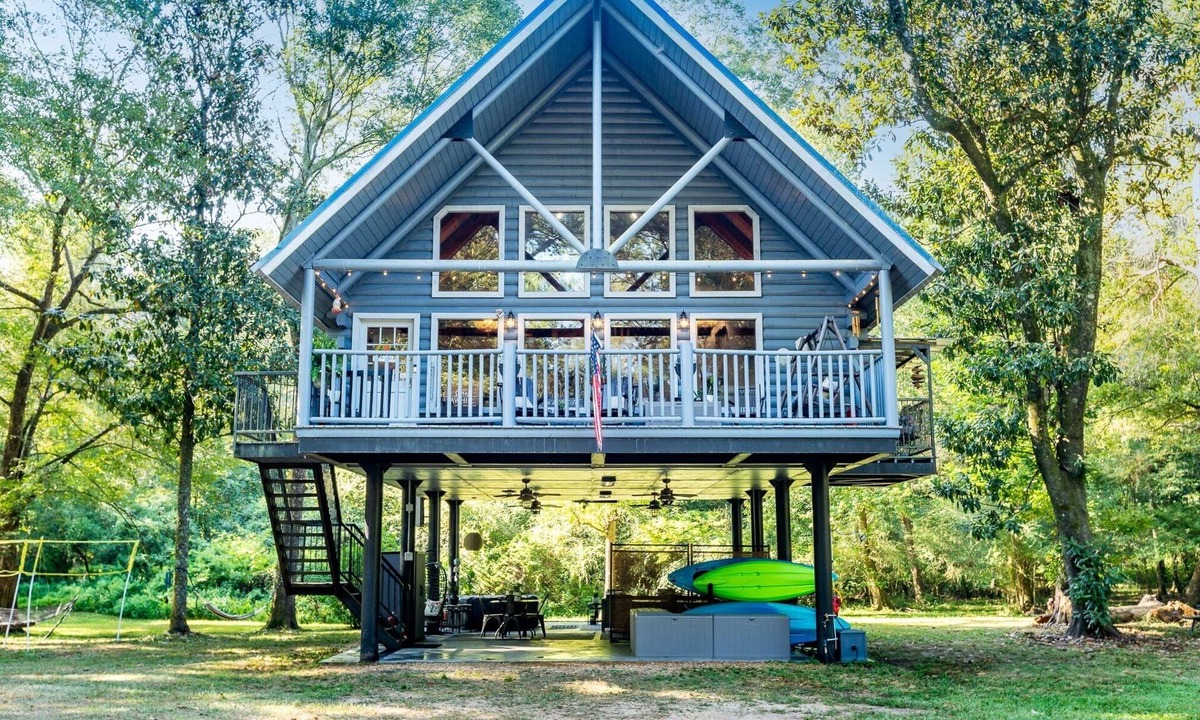 McComb Cabin | ❤️ River fun, log cabin, family/couples retreat!