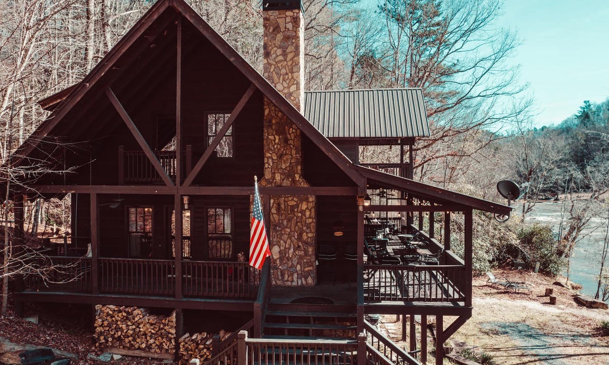 Ellijay House | River Rock Mountain Chalet on Coosawattee River/HotTub/Fire-pit/Riverside