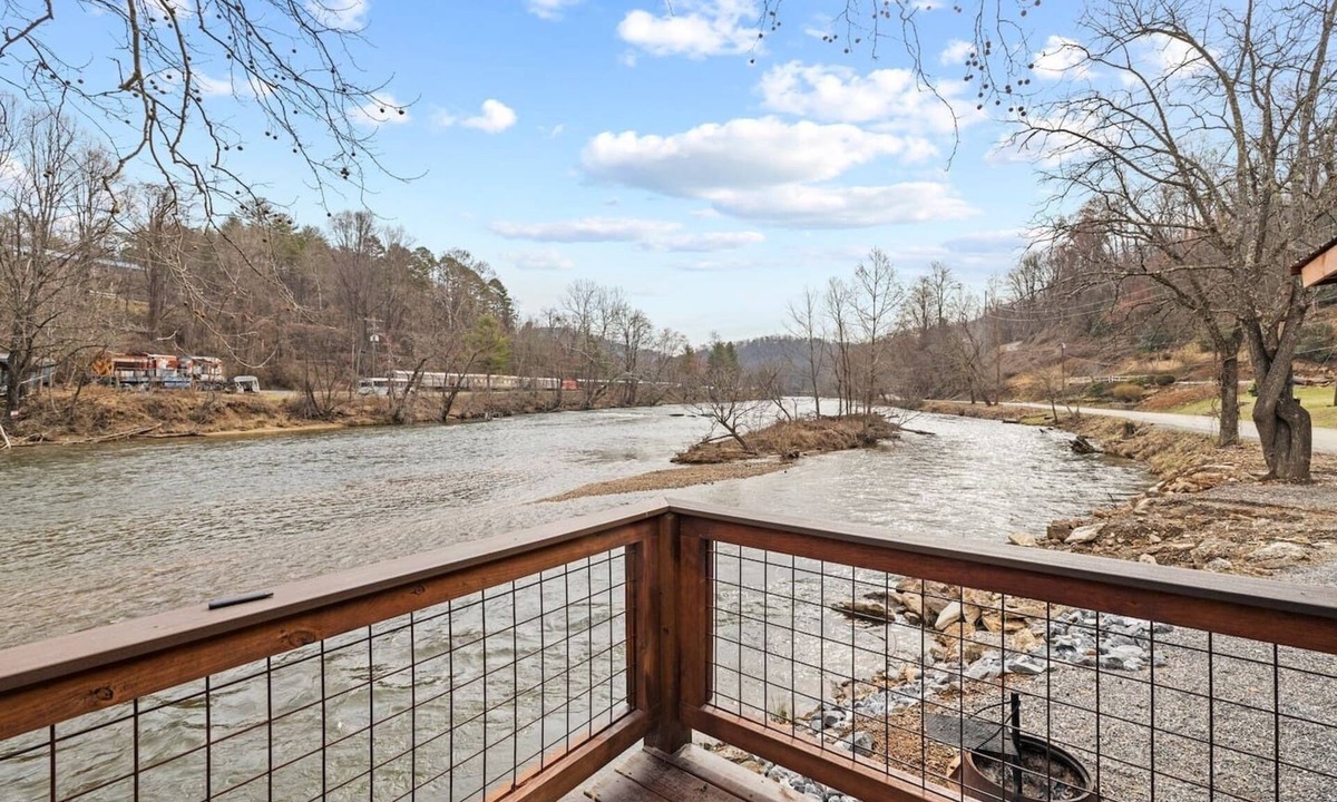 Dillsboro House | Riverfront Cabin, Fish, Hike & 5 Min to Sylva!