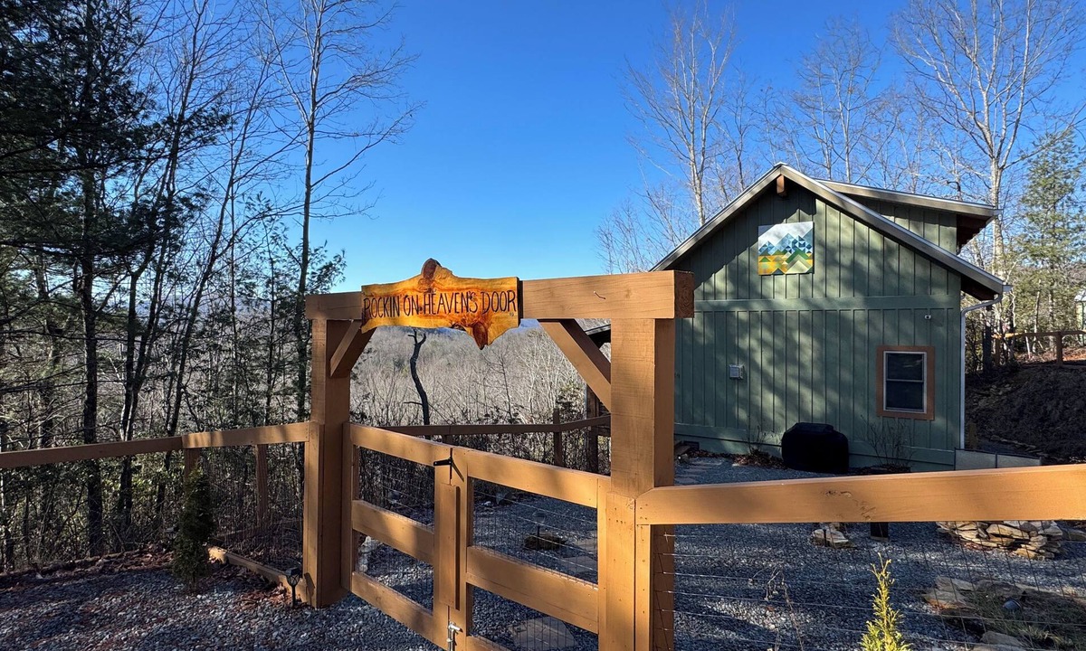Topton Cabin | Rocking on Heaven's Door-Covered Porch - WIFI - Gas Grill
