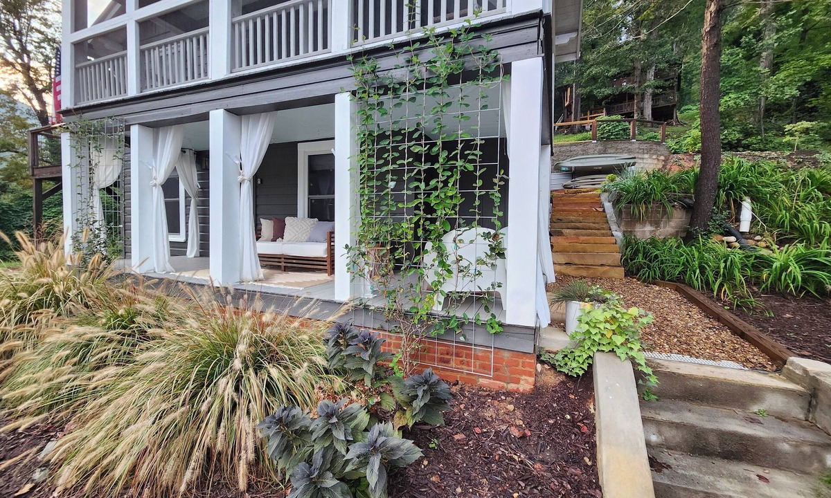 Chimney Rock Apartment | Rocky Broad River & Chimney Rock views here at Chow Phun Palace! Book Now!