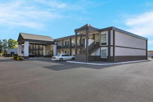 Commerce Hotel | Rodeway Inn Commerce