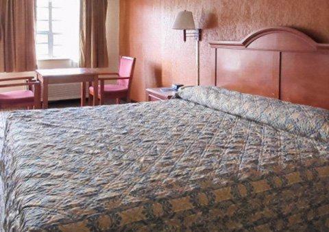 Forsyth Hotel | Rodeway Inn