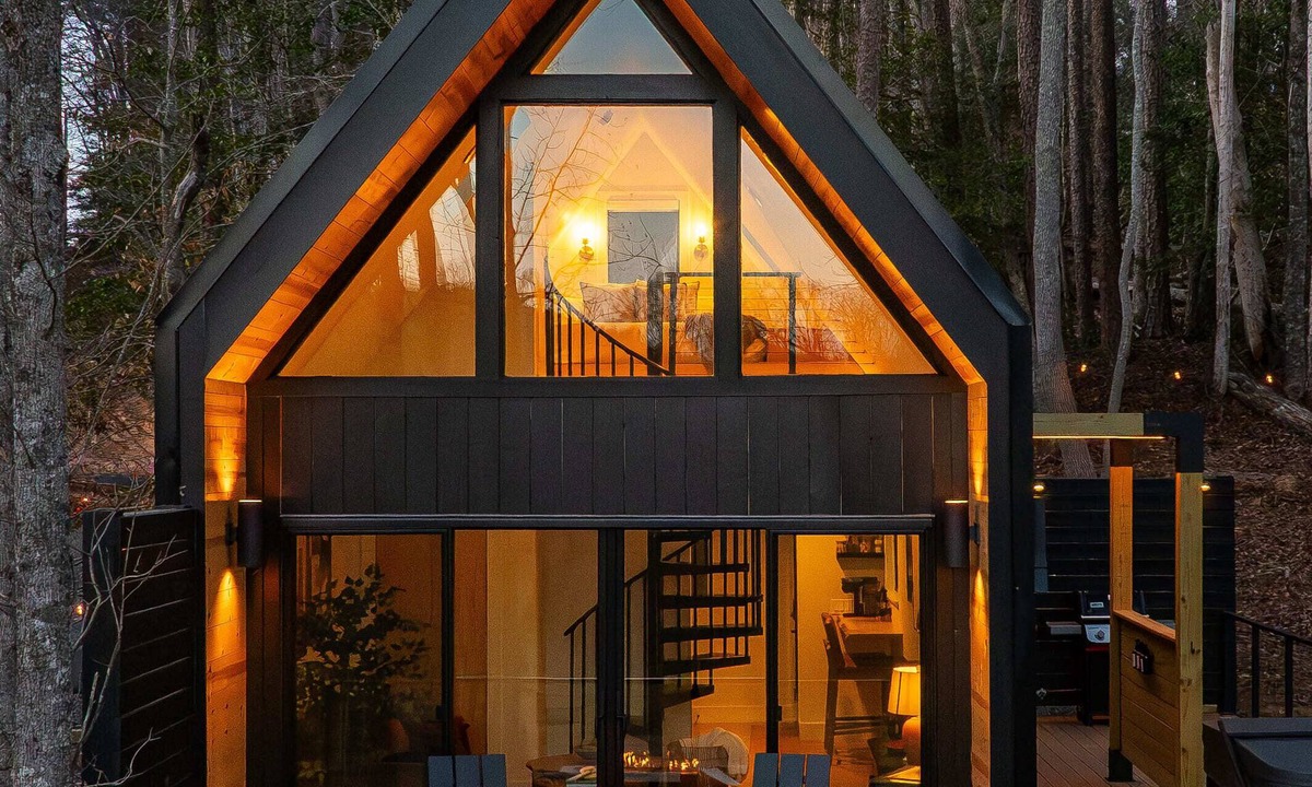 Dahlonega House | Romantic Couples A-Frame · Hot Tub ·Outdoor Shower