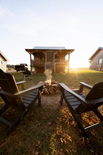 Smithville House | Romantic Creekside Cabin, Fire Pit & Stargazing Cabin 4