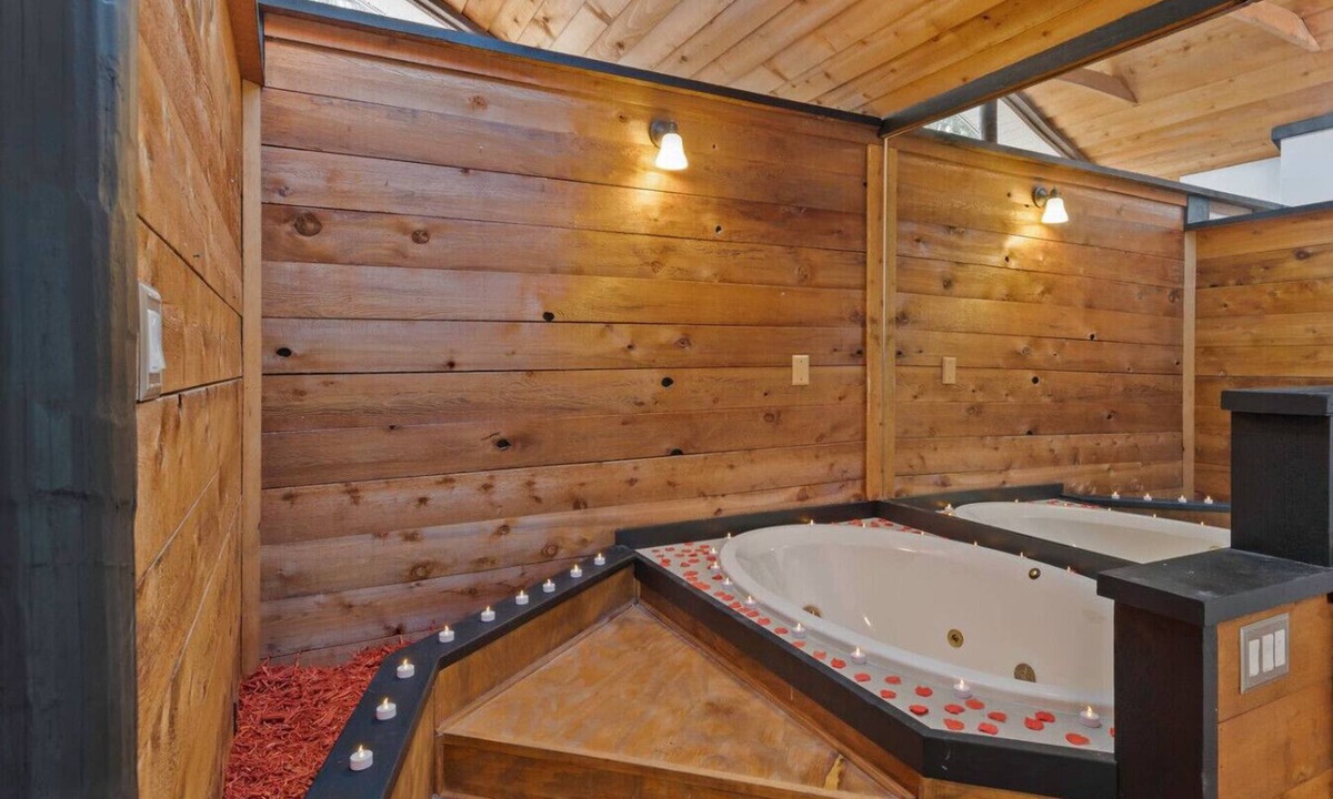 Kissimmee Cabin | Romantic getaway. Cabin w/Indoor Soaking Tub