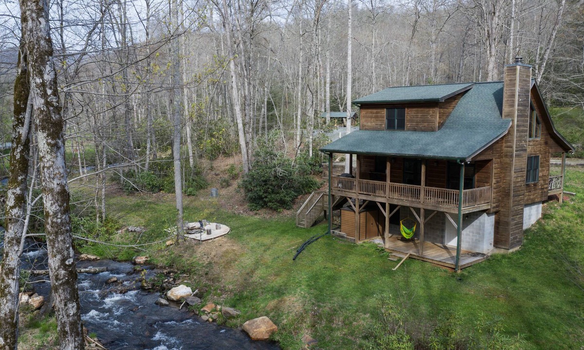 Kyle Cabin | Rushing Creek-Spacious Creekside Cabin-Fire Pit-Gas Grill with Amazing Rates