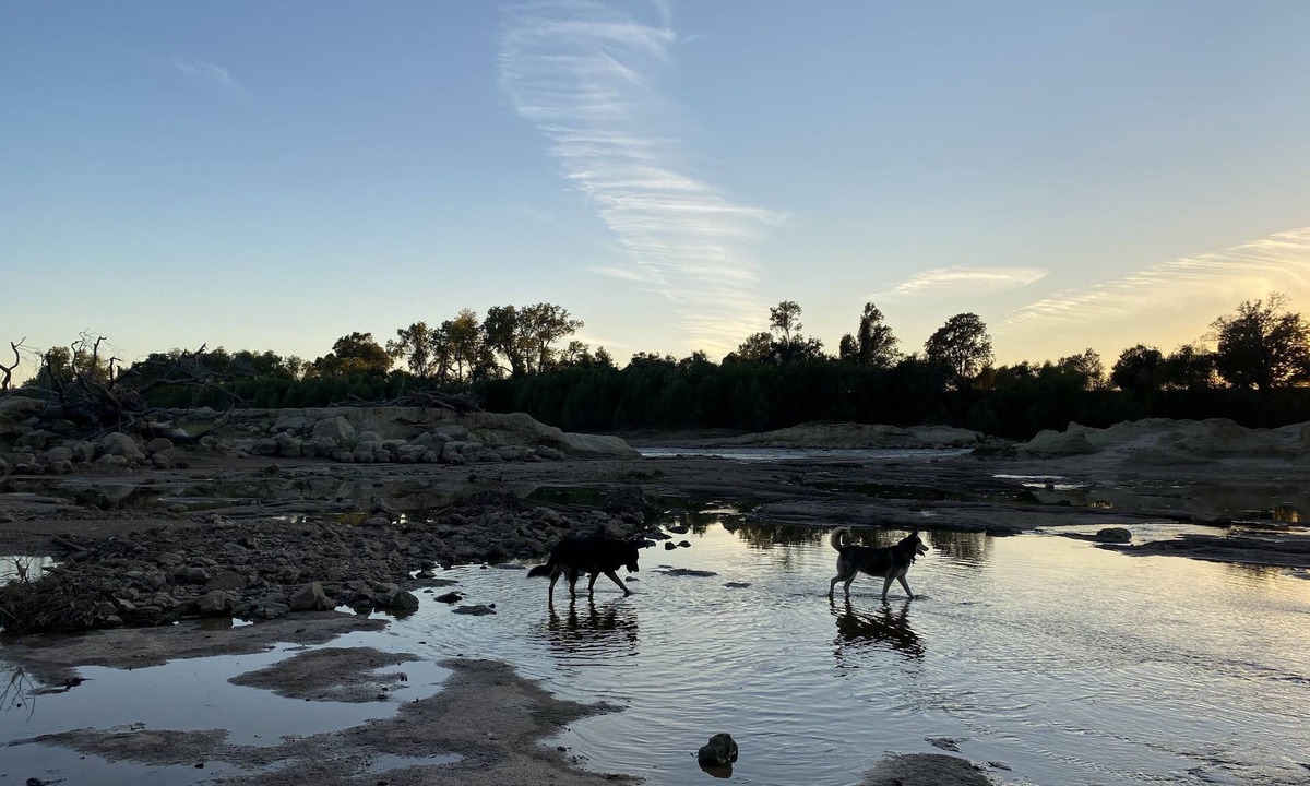 Navasota RV Rental | Rustic cabin hideaway above Hidalgo Falls on the Brazos River