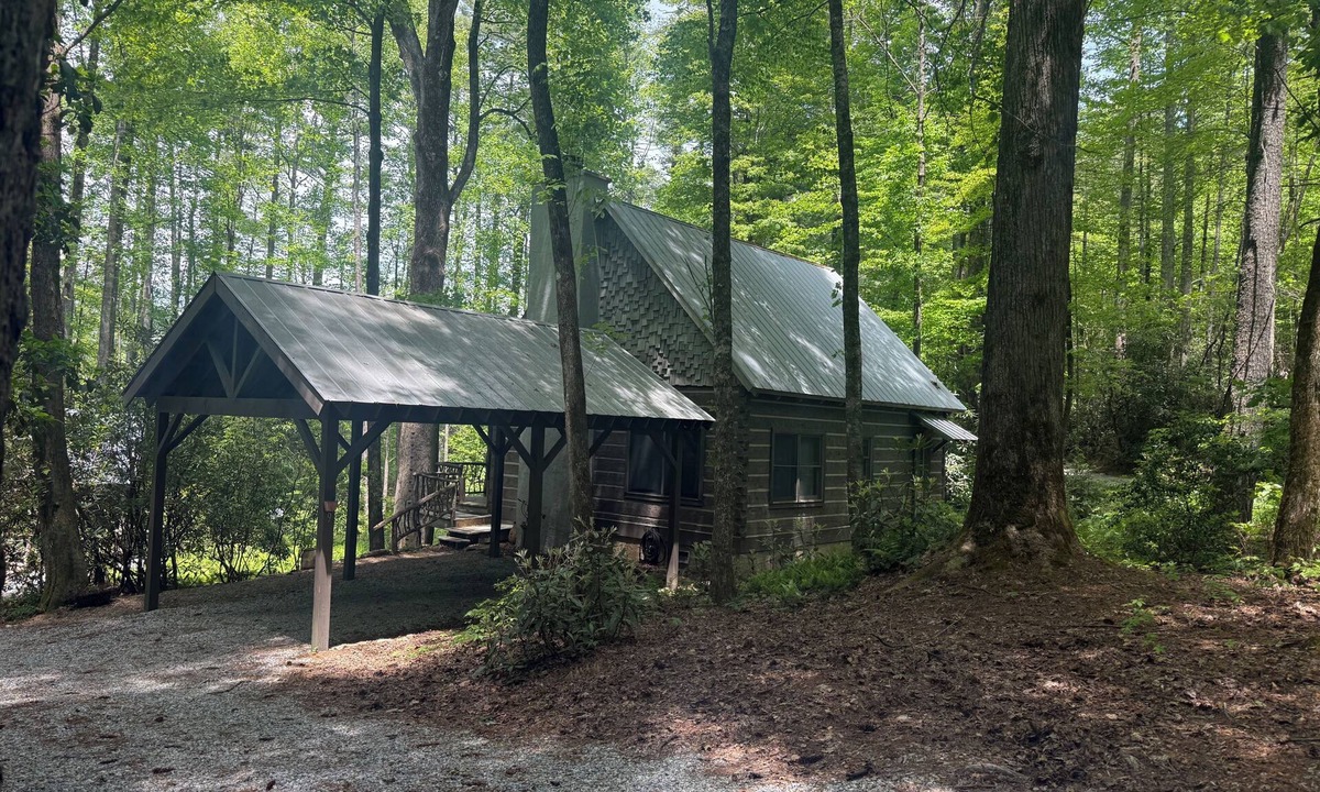 Cashiers Cabin | Rustic Log Cabin- In Town Cashiers- Pet-Friendly!