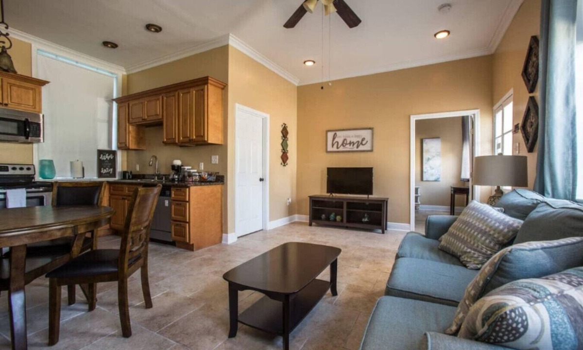 Algiers Point Apartment | Safe Neighborhood 2 Bedroom Apt.