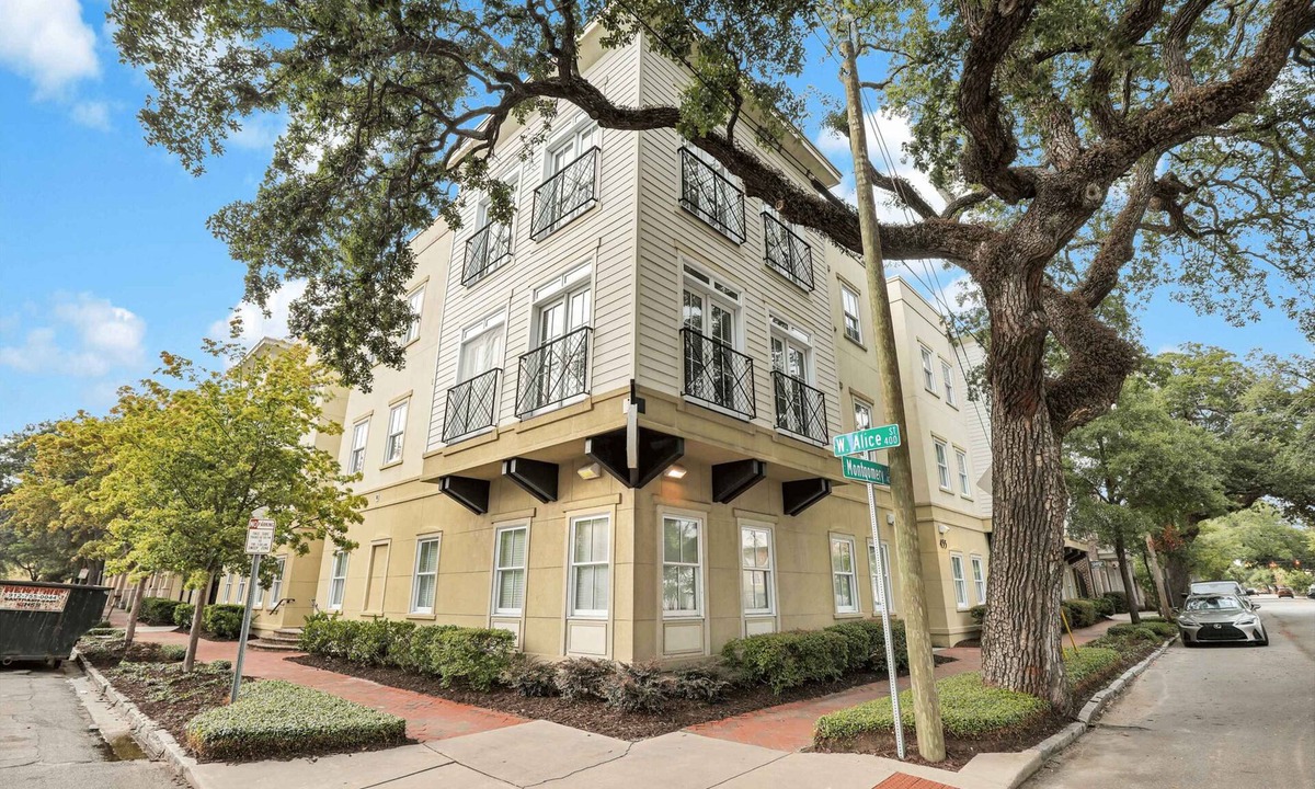 Old West Broad Neighborhood Apartment | Savannah Residences|Private Parking|5BR/4BA
