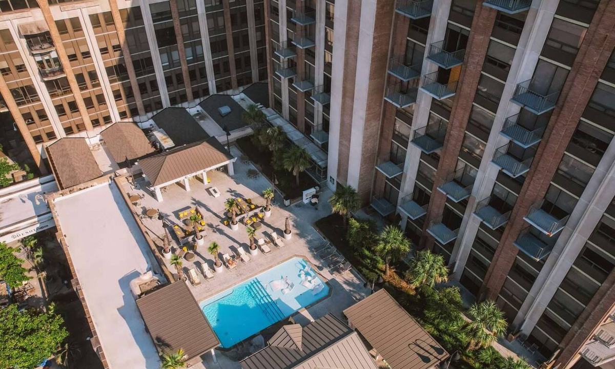 Historic Downtown Savannah Hotel | Savannah Stay | Rooftop Pool View + Dining