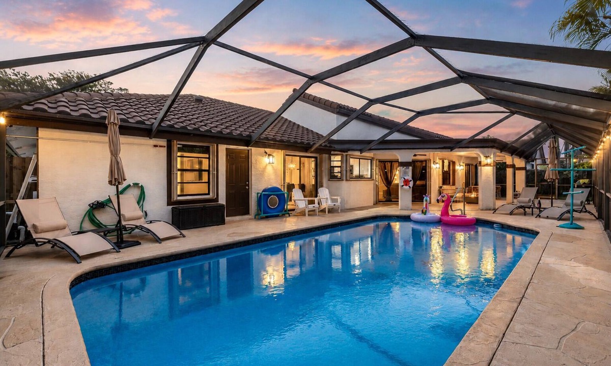 Greenview Shores House | Screened Pool + Firepit + Outdoor Lounge | Mins to WEF + Polo | Near World Cup