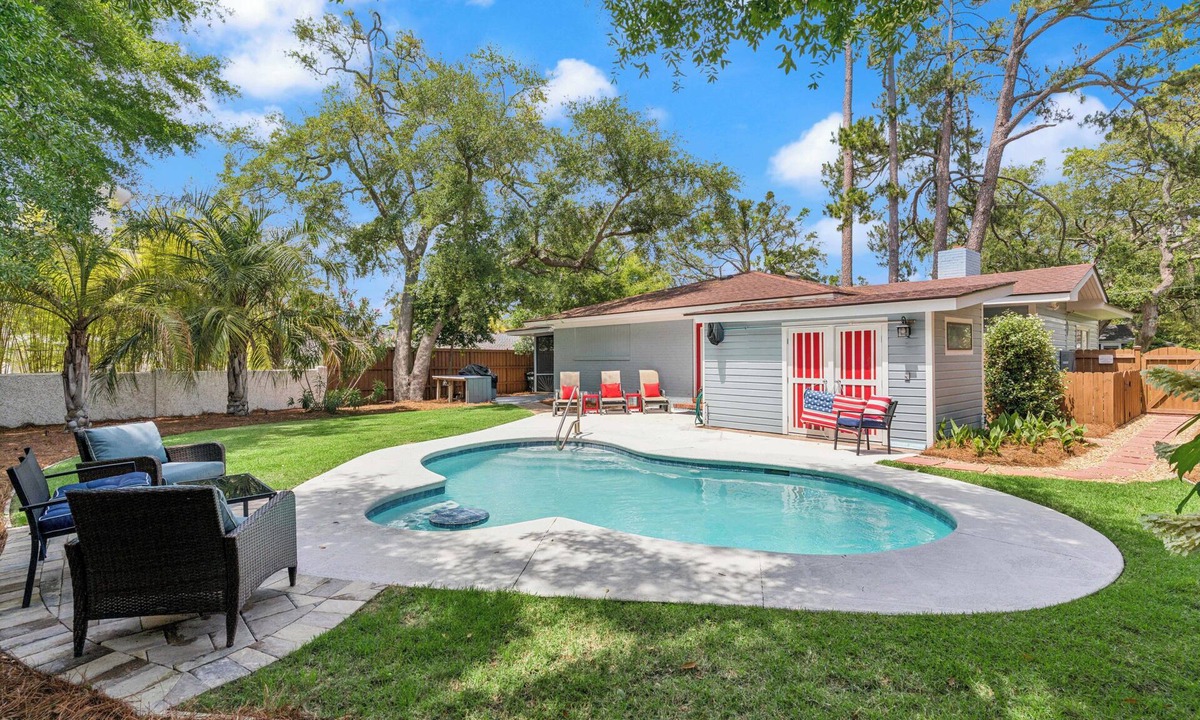 East Beach House | Sea Renity sleeps 8, Outdoor TV Room, Heated Pool, Renovated