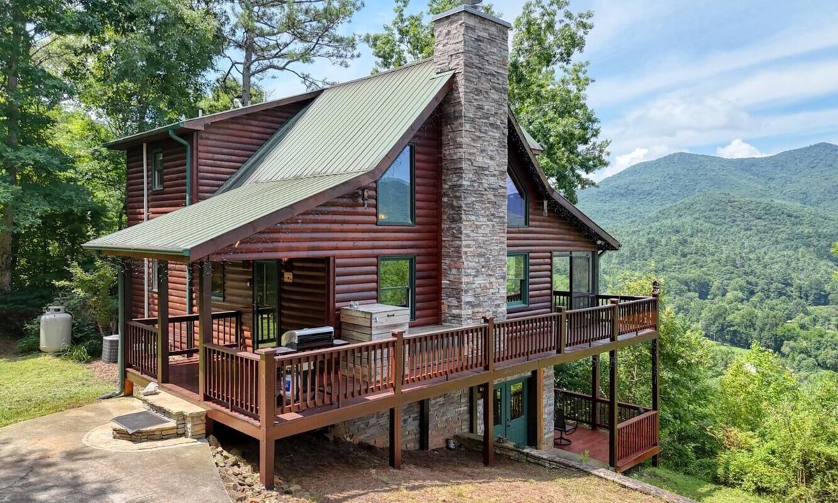 Hiawassee Cabin | Secluded Mountain-Top Cabin with Stunning Sunset Views, Hot Tub and Fireplace