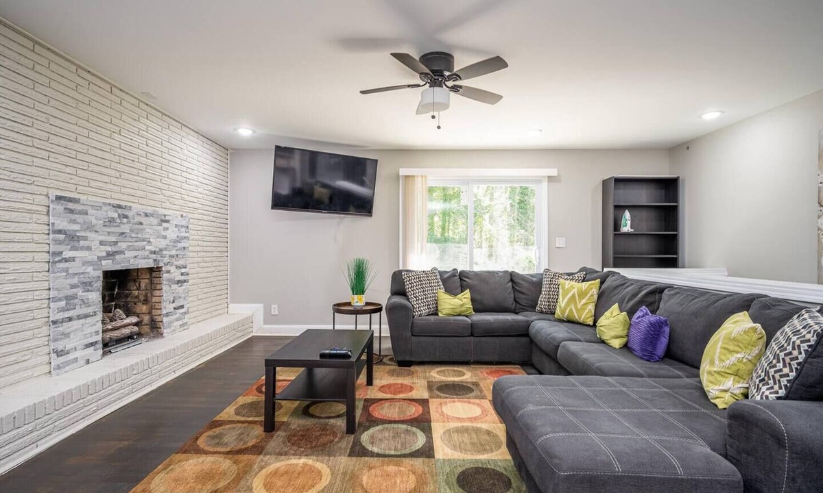 Southwestern House | Serene 3-bedroom house with AC in vibrant Atlanta