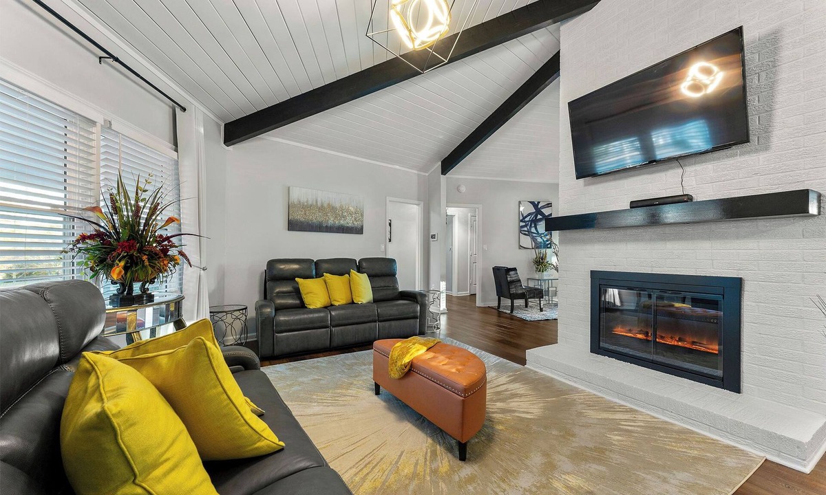 Fayetteville House | Serenity Spot- Charming 3-bedroom house 20 minutes from the Airport.