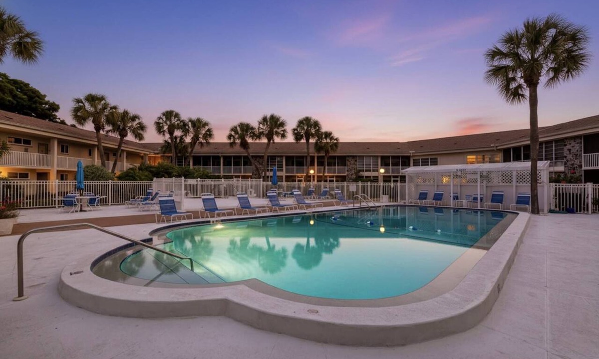 Saint Armands Key Condo | Simply Paradise! Updated Corner Unit Steps to Lido Beach & St. Armand's Circle, Pool, & Spa!