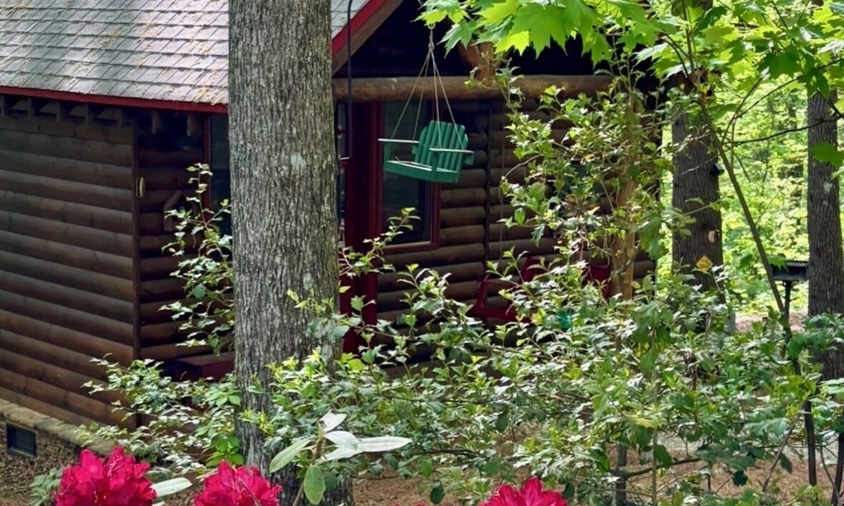 Clayton House | Small cozy log cabin sleeps two, where nature abounds near the Tallulah River