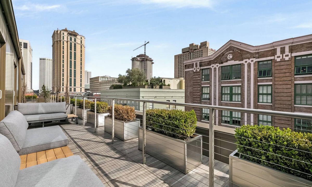 Central Business District Condo | 🎺SOPHISTICATED SOUTHERN PENTHOUSE DOWNTOWN CONDO! Large Living Area + Spacious Private Terrace!