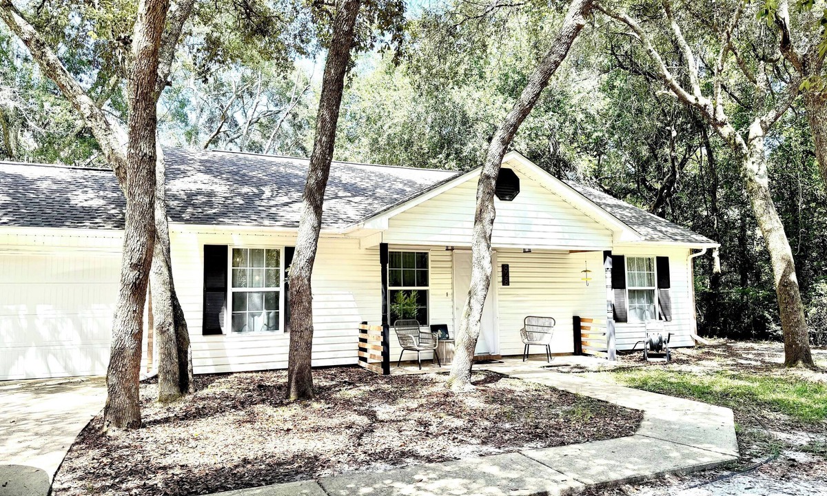 Ocean Springs House | Southern Charm Under the Oaks - Pet Friendly
