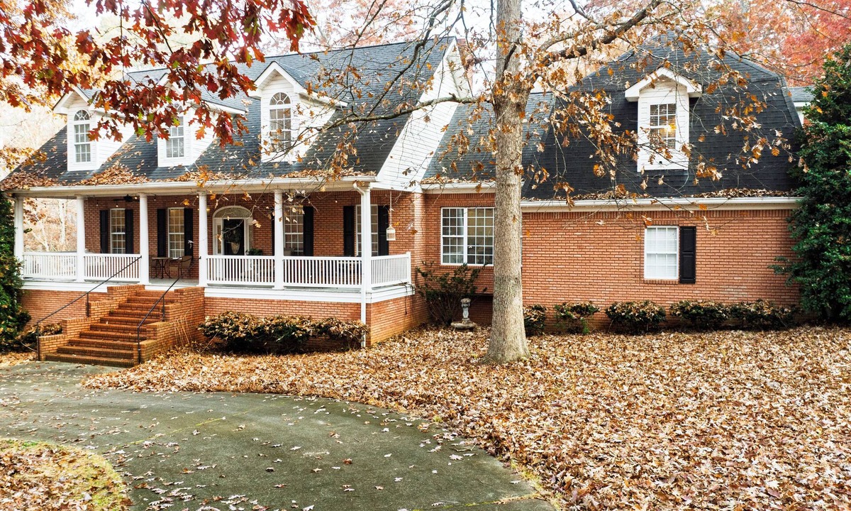 Carrollton House | Southern feel 4-bedroom 3.5 bath house with over 4,000sq/ft of space to relax.
