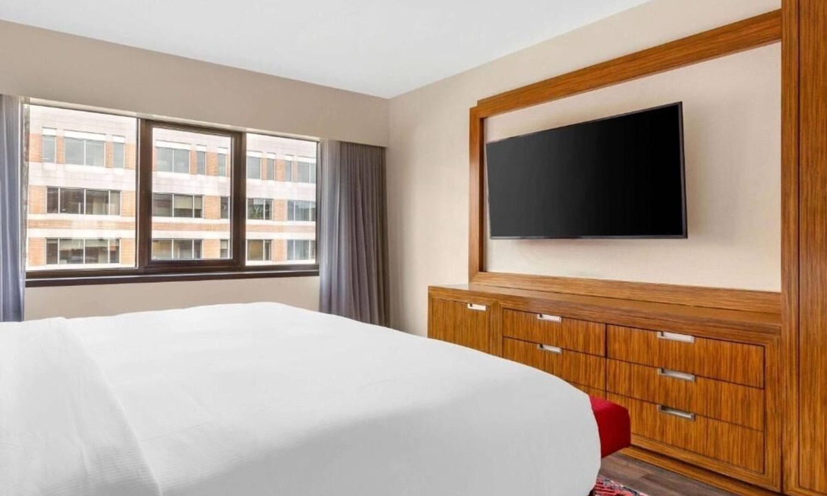 West End Hotel | Spacious 1BR King Stay| Free Breakfast, Kitchenette & Indoor Pool Access