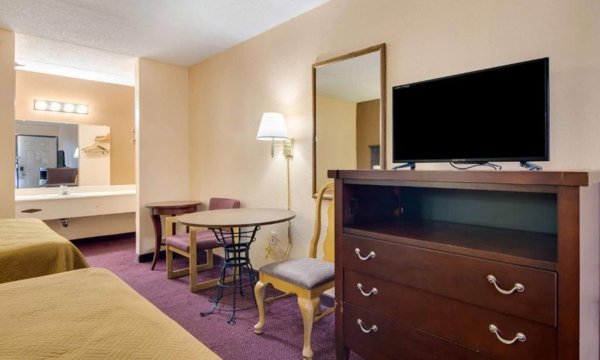 Macon Apartment | Spacious 2 Queen Beds | Smoking