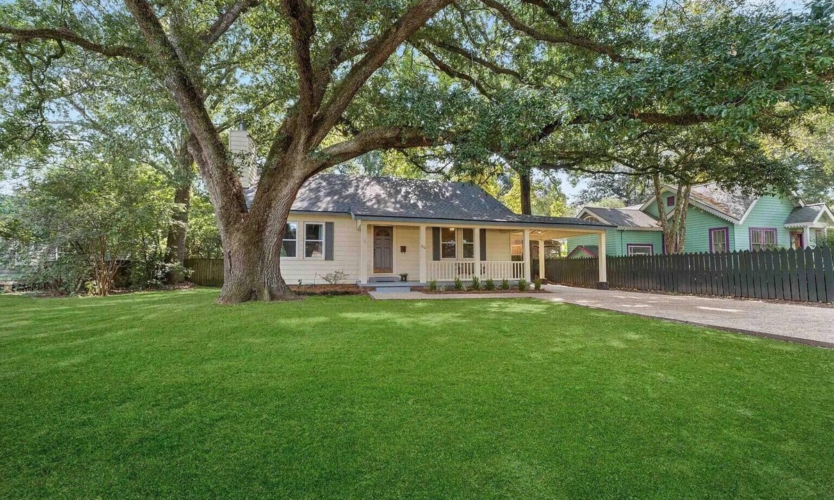 Highlands - Perkins House | Spacious 3 bedroom home 2 blocks to LSU Lakes.