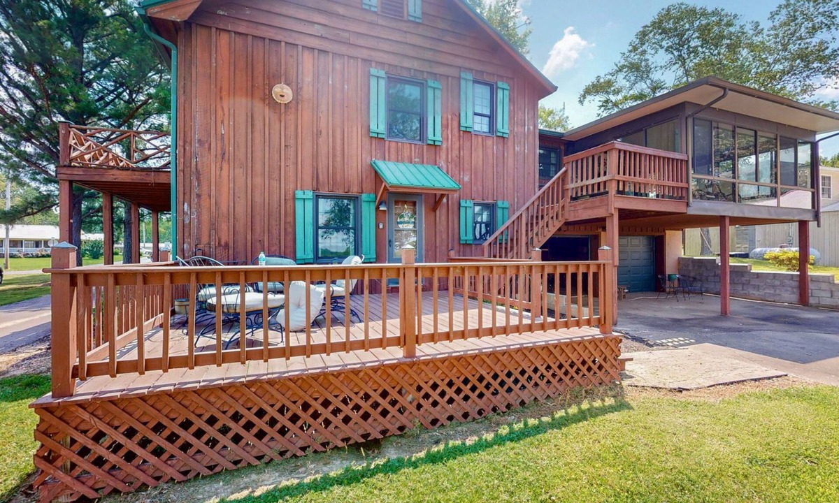 Hardin House | Spacious 4-bedroom house with stunning lake views.