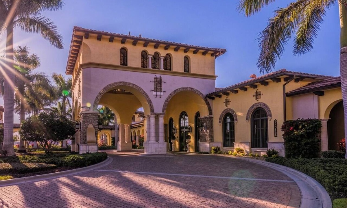 Gran Paradiso House | Spacious 4-bedroom house in tranquil Venice with private lanai.