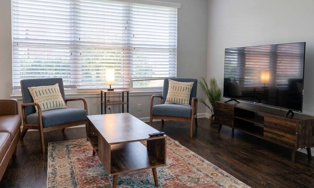 North Shore House | Spacious 4BR Home 2 Kitchens Sleeps 8