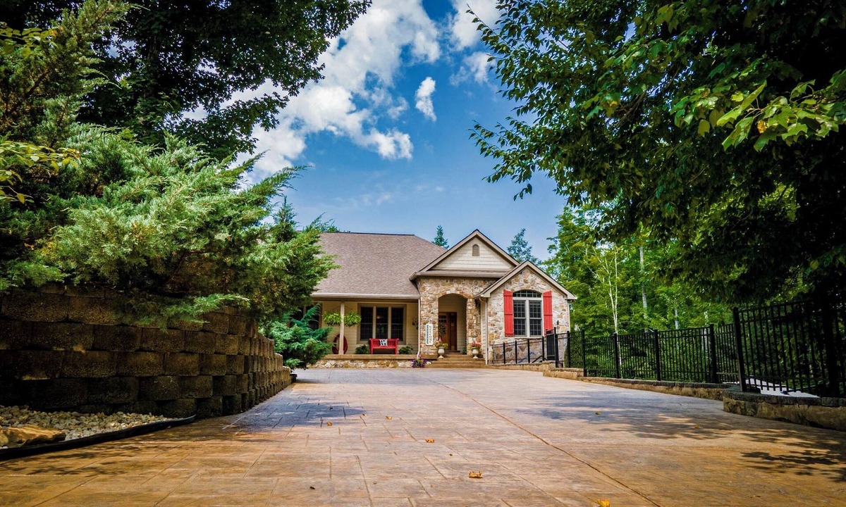 Sevierville House | Spacious 5-bedroom house in serene Sevierville with Pool and free WiFi
