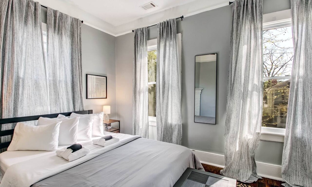 Dixon Park Apartment | Spacious & Bright Park Side 2BDR ★ Downtown Victorian District