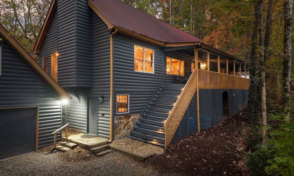 Dahlonega Cabin | Spacious Cabin RIGHT ON THE RIVER in Dahlonega I Hot Tub Sauna Fire Pit Game Rm
