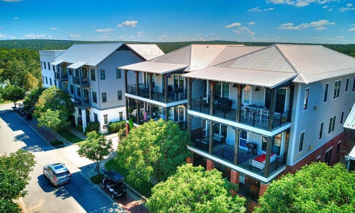 Carlton Landing Condo | Spacious + Central Condo in Carlton Landing