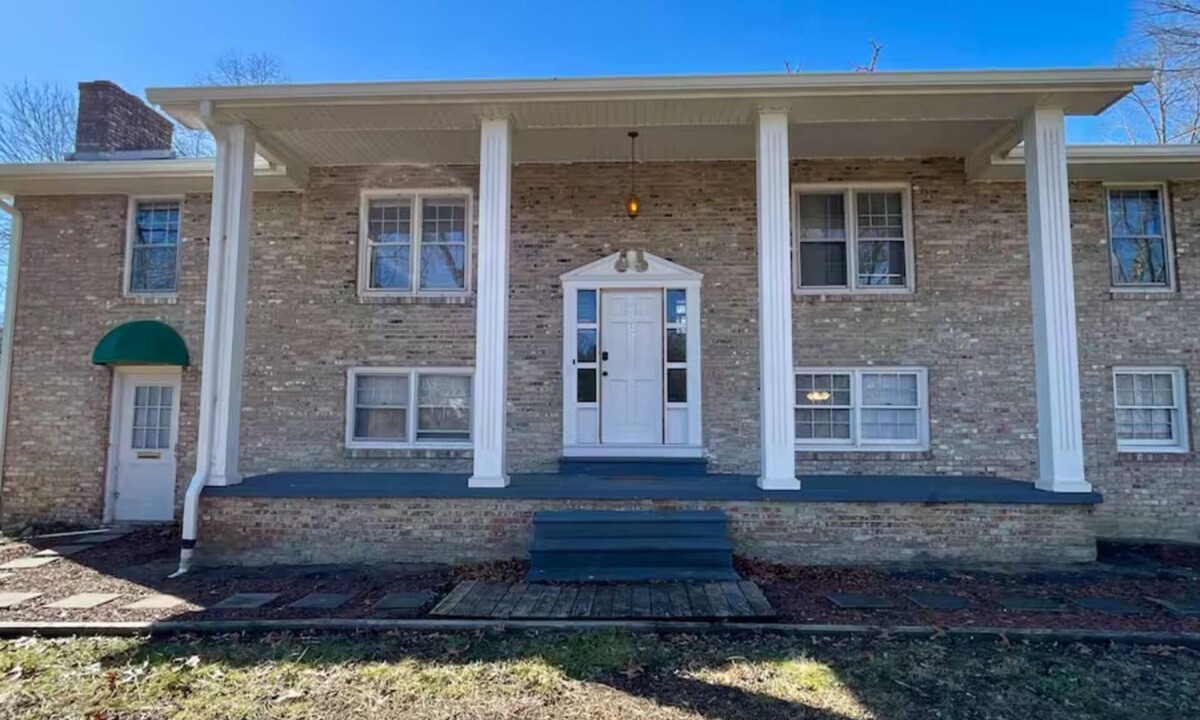 Bloomingdale House | Spacious, Charming & Serene Family Haven ~ Parking