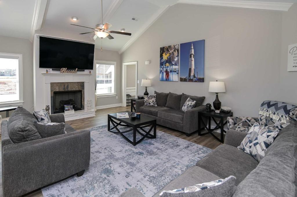 Hazel Green House | Spacious Hazel Green Home w/Fireplace, Yard!