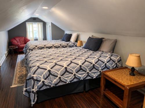Milford House | Spacious Loft - 2 Queen Beds - Fast Wifi - Smart Tv