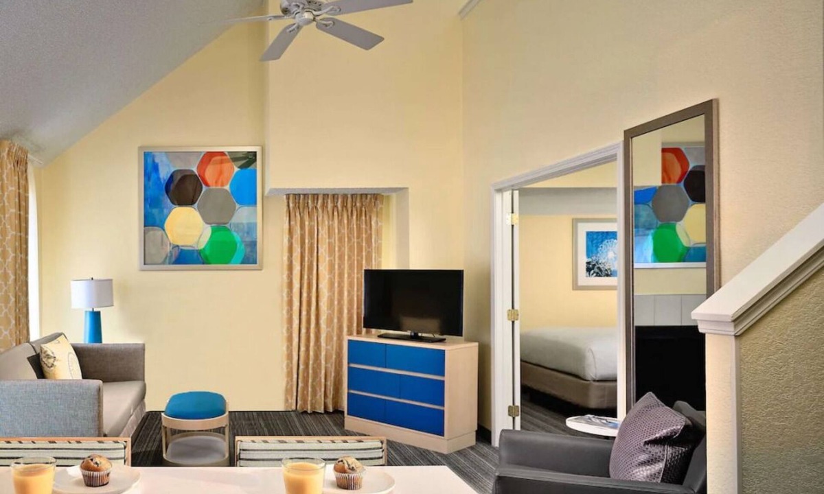 Chesterfield House | Spacious Loft Suite with Fully-equipped Kitchen! W/ Pool & Sports Court Onsite!