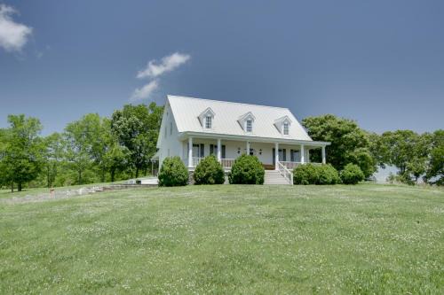 Lauderdale County House | Spacious Rural Getaway in Lexington w/Deck!