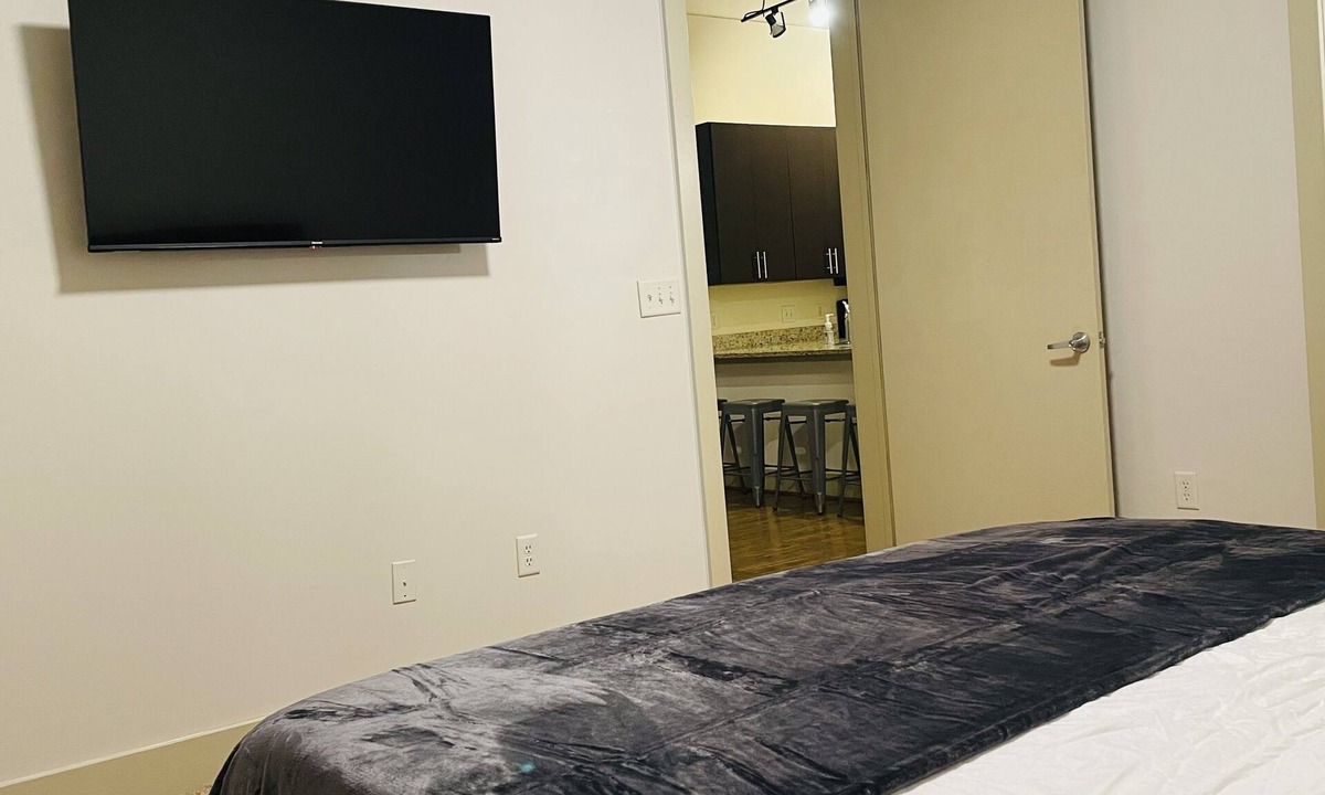 Lindridge-Martin Manor Apartment | SPACIOUS SUITE IN PRIME LOCATION