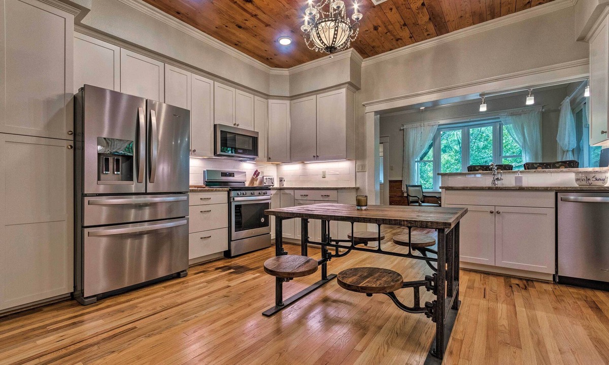 Hot Springs House | Spacious & Updated 1920's HSNP Craftsmen Home