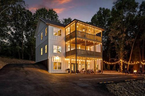 Rossville House | Spacious Vacation Homes with Private Hot Tubs near Chattanooga in Rossville, Georgia