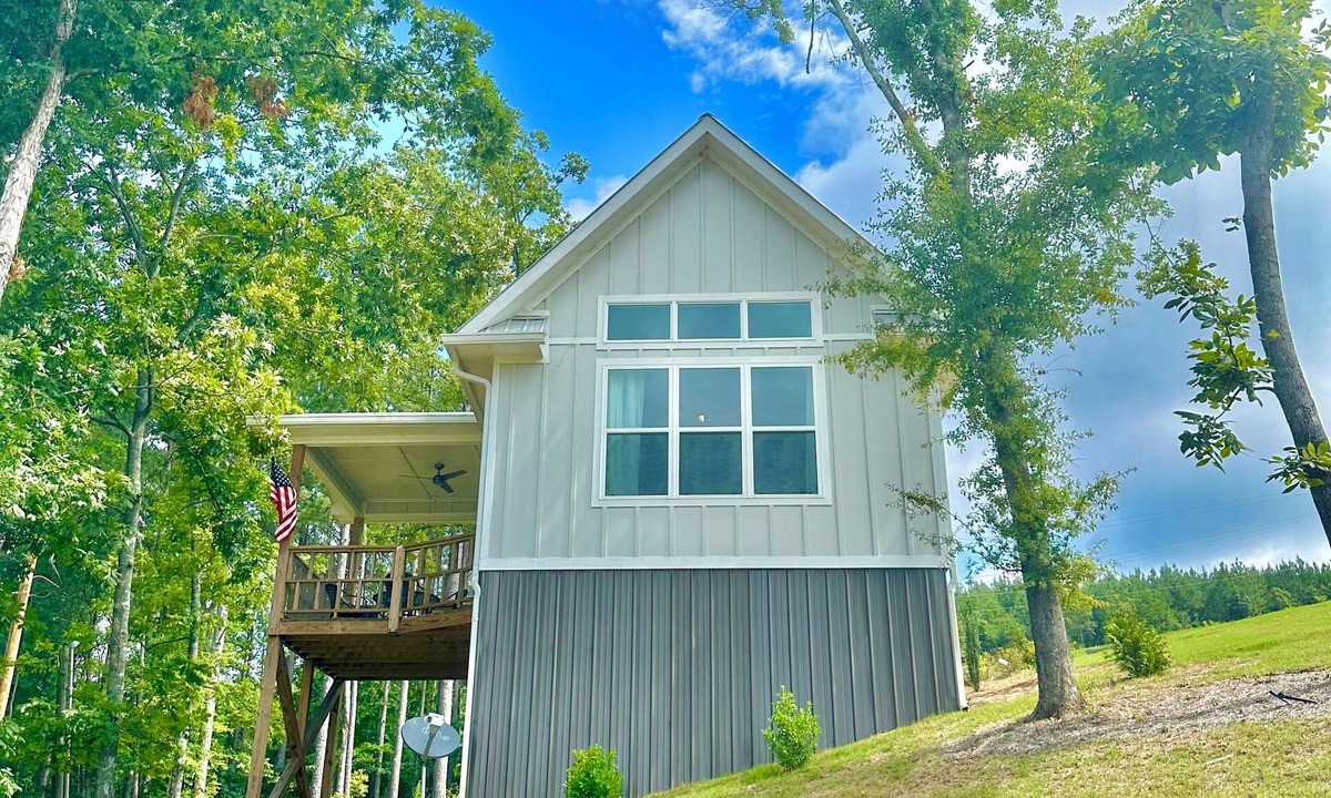 Cedar Bluff House | Spring Getaway to "Stilts" Lake, Pool, Hottub, kayaks, firepit, countless fun