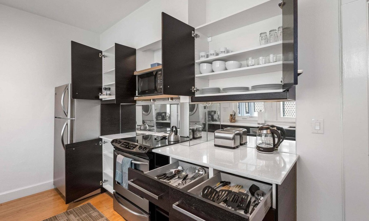 Brookwood Apartment | Standish House by BCA Furnished Apartments Standish House
